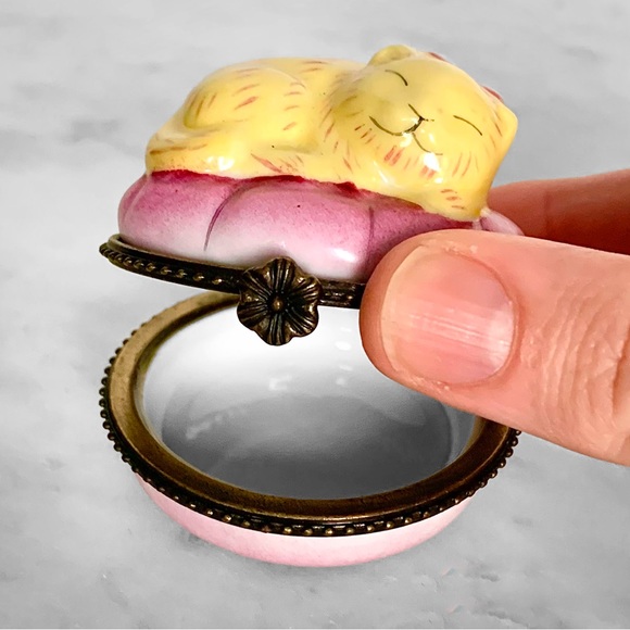 VINTAGE PORCELAIN SLEEPING CAT ON PILLOW HINGED TRINKET BOX - Picture 10 of 10